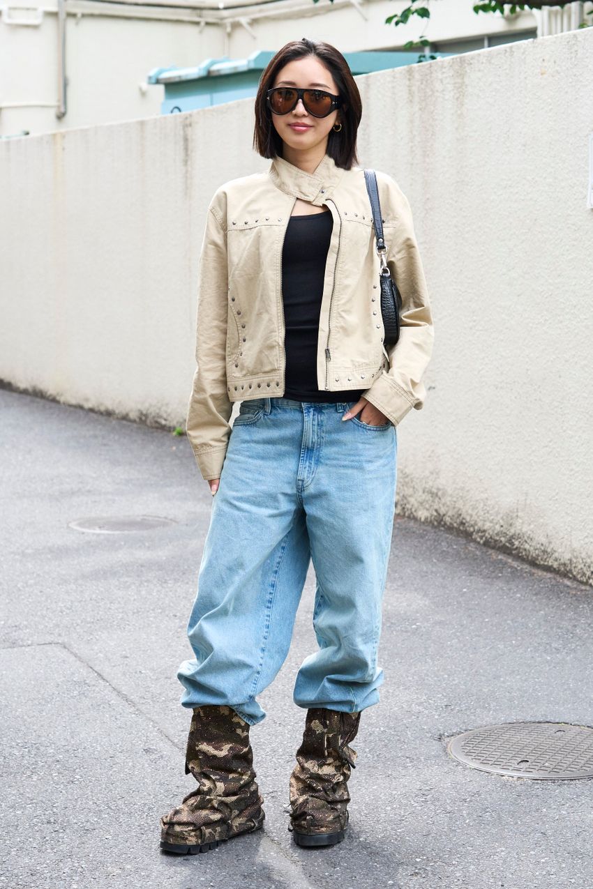男性読者も唸った「デニム女子」を街角パパラッチ！“淡いブルー”がトレンドだった - 2枚目の画像