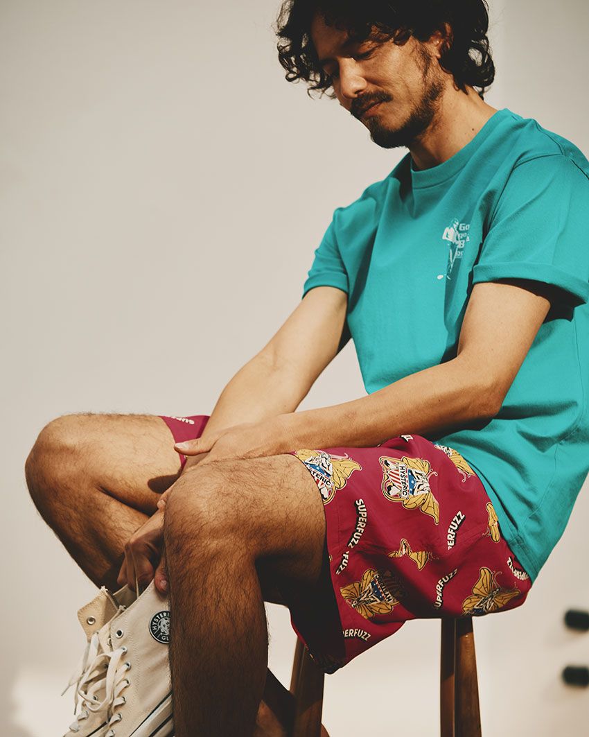 ショーツ3万7400円、Tシャツ1万3200円、スニーカー2万4200円／すべてヒステリックグラマー