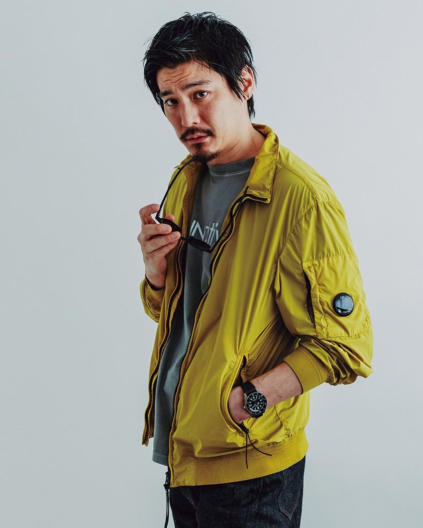 腕時計11万5500円／シチズン プロマスター（シチズン　0120-78-4807）、ジャケット10万8900円／シーピーカンパニー（シーピーカンパニー 渋谷店　03-6434-1126）、Tシャツ1万3200円／ノンネイティブ（ノンネイティブ ショップ　03-5990-4720）、デニム7万9860円／ユーゲン（イデアス　03-6869-4279）