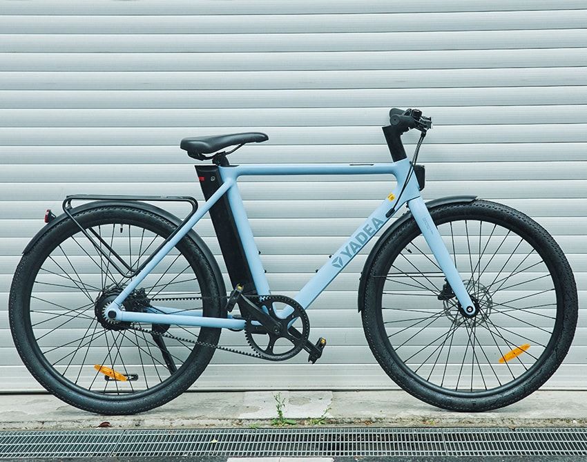 日本市場に初導入されたヤディアのe-bike「CS600」。スポーツ型シティサイクルのジオメトリで設計されており、5段階のアシストモードを備え、最大航続距離は100㎞ （TOURモード時）。バッテリーは取り外し可能で、室内で充電することもできる。全長1860×全幅655×全高910～1065㎜。29万7000円／ヤディア表参道　03-5766-0819