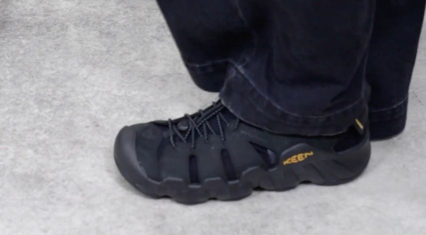 ニューバランス、キーン、アシックスetc. 進化する「スニーカー風・黒サンダル」5選を比較検証！ - 4枚目の画像