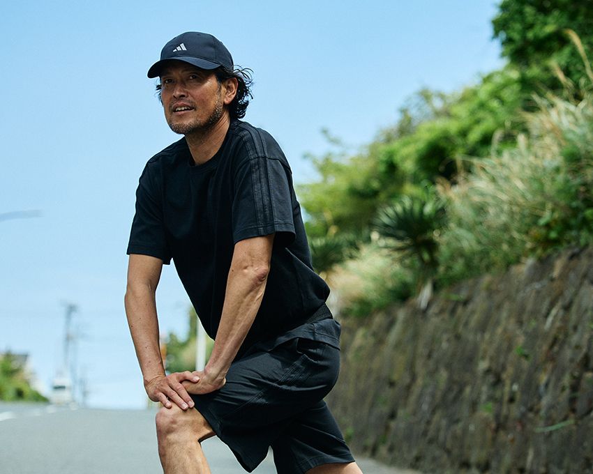 ボディと同色の3ストライプを施した、ミニマルで洗練されたデザインも大人スポカジ向き。