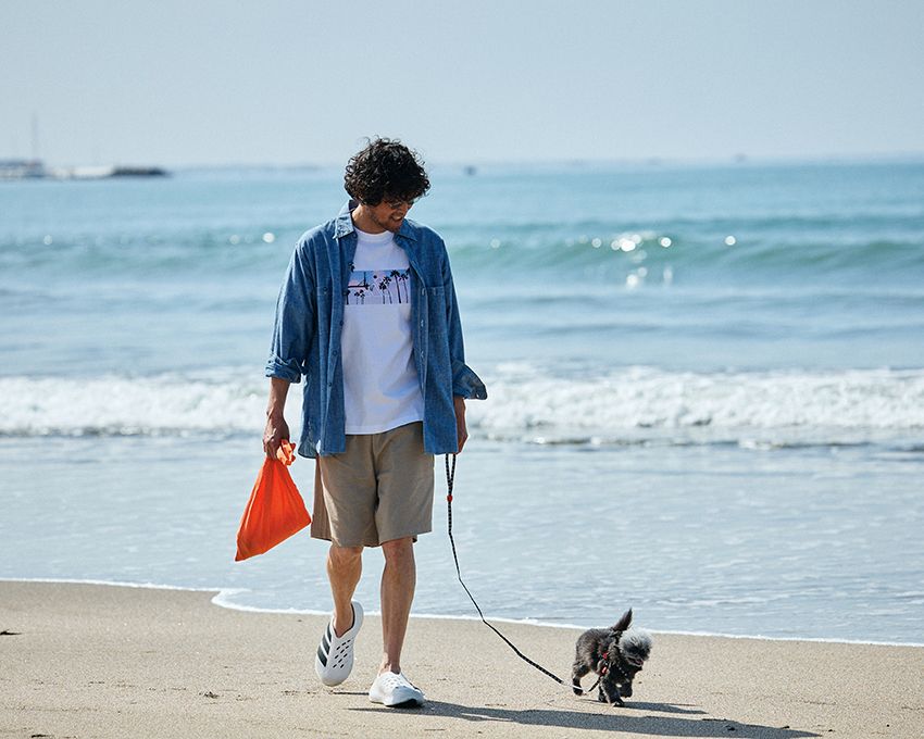 Tシャツ0000円、ショーツ 0000円、サンダル8250円／すべてアディダス（スーパースポーツゼビオ　00-0000-0000）