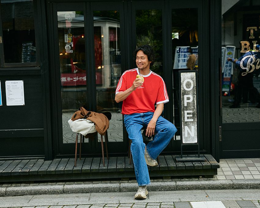 Tシャツ0000円、サンダル1万5400円／ともにアディダス（スーパースポーツゼビオ