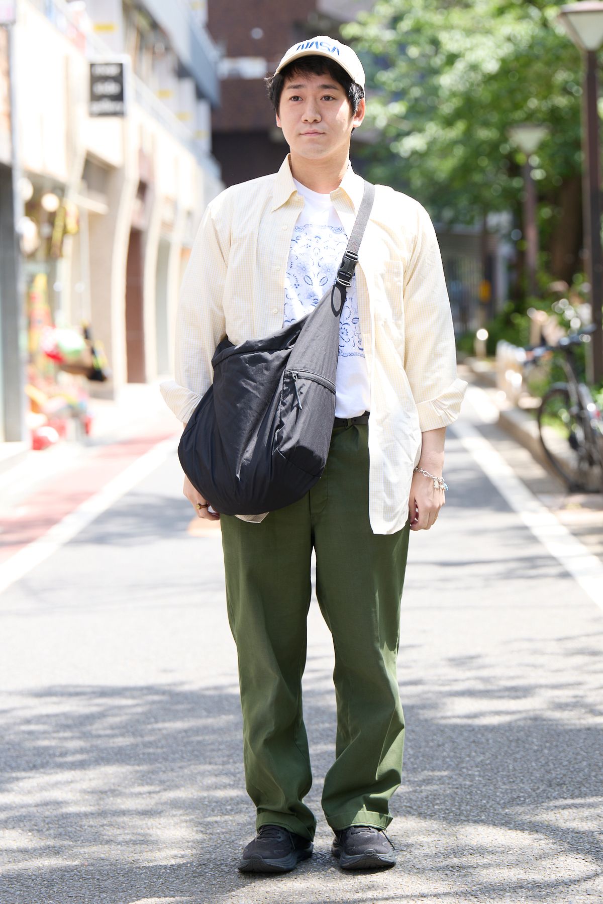 帽子、シャツ、パンツ、ブレスレット＝すべて古着