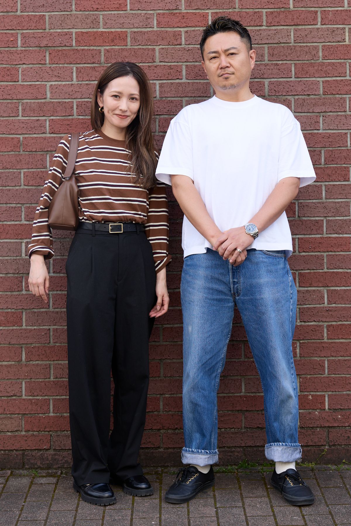 Tシャツ＝ユニクロ　デニム＝リーバイス　腕時計＝ロレックス　リング＝ホーセンブース　リング2、 靴下＝ともにノーブランド　シューズ＝ヴァンズ