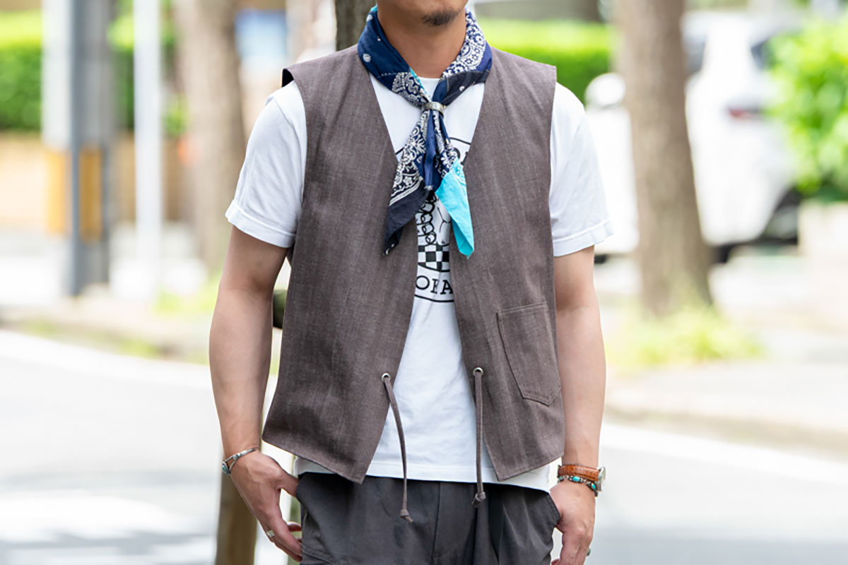 Tシャツ×ベスト」この時季にちょうどいいトップスレイヤード。5人の 