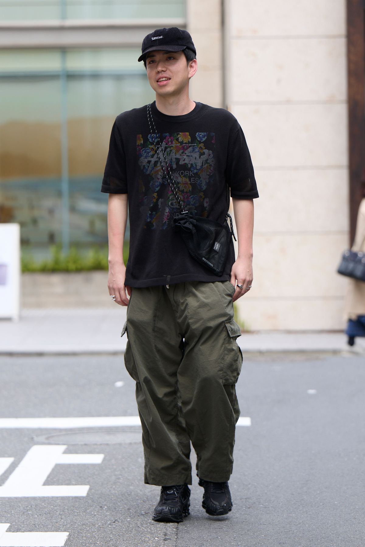 帽子＝シュプリーム　Tシャツ＝ステューシー　パンツ＝ ジャーナルスタンダード　バッグ＝ポーター　リング＝エルメス　リング2＝トムウッド　靴下＝ヒューマンメイド　シューズ＝ナイキ
