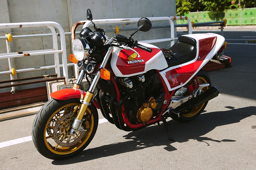 2017年式以降のCB1100RSをベースに、1980年代の伝説的名車「CB1100R」の外観を精巧に再現したオマージュカスタム。中身は現代のメカニズムながら、環境規制をクリアした「ホンダ最後の空冷4気筒エンジン」を搭載。今春、外装を「赤×金」へラッピングしたRGさんの理想を体現する一台。