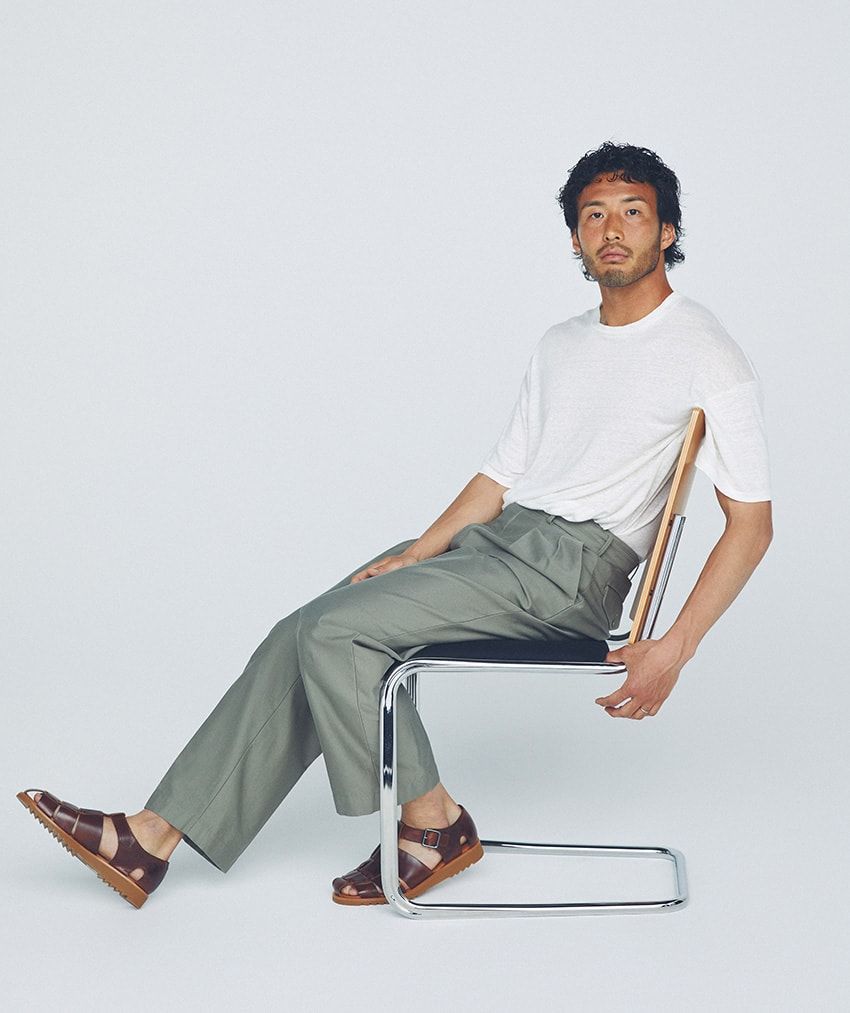 Tシャツ3万800円／ヘリル（にしのや　03-6434-0983）、パンツ5万600円／キャプテン サンシャイン　03-6712-6830、サンダル6万6000円／パラブーツ（パラブーツ青山店　03-5766-6688）
