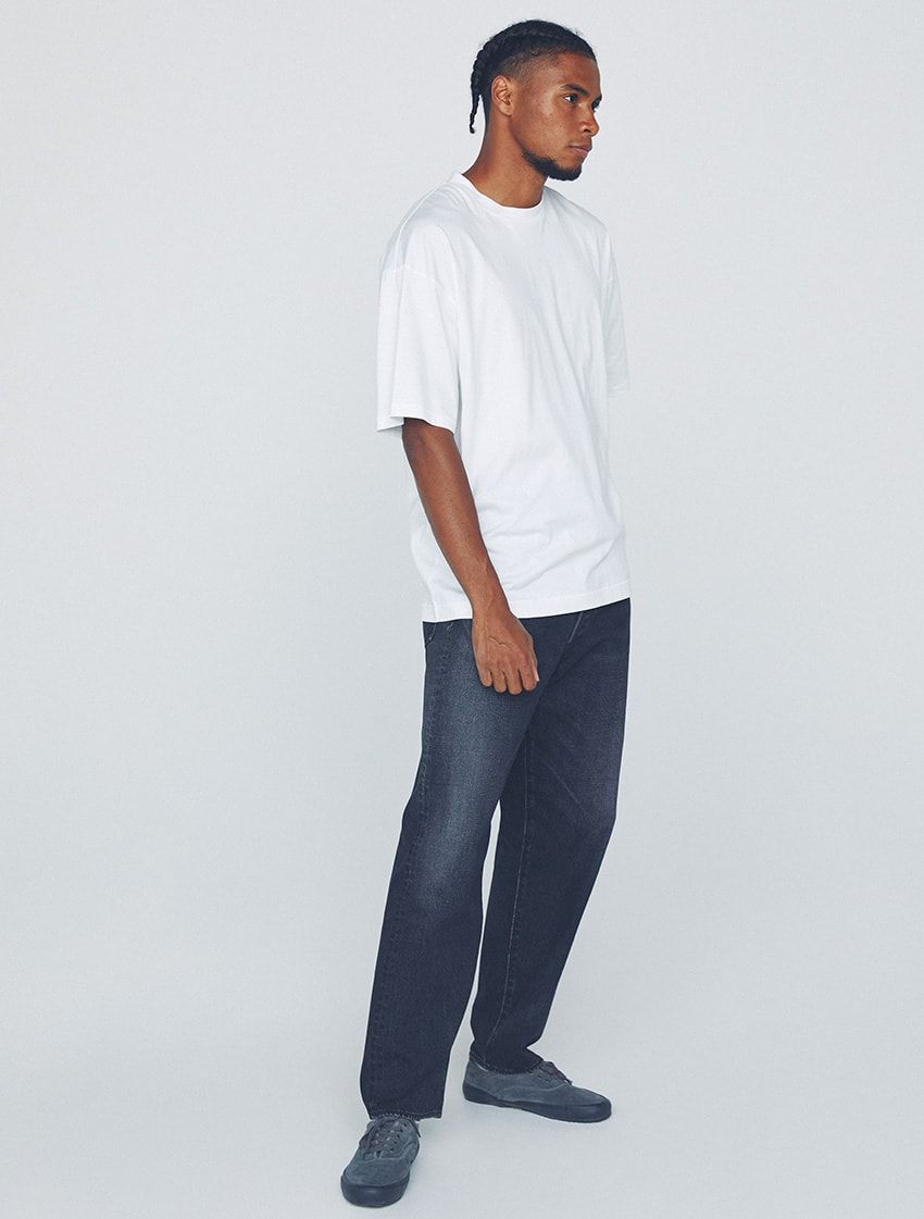 Tシャツ1万5400円／エイトン（エイトン青山　03-6427-6335）、パンツ2万8600円／グラフペーパー（グラフペーパー 東京　03-6381-6171）