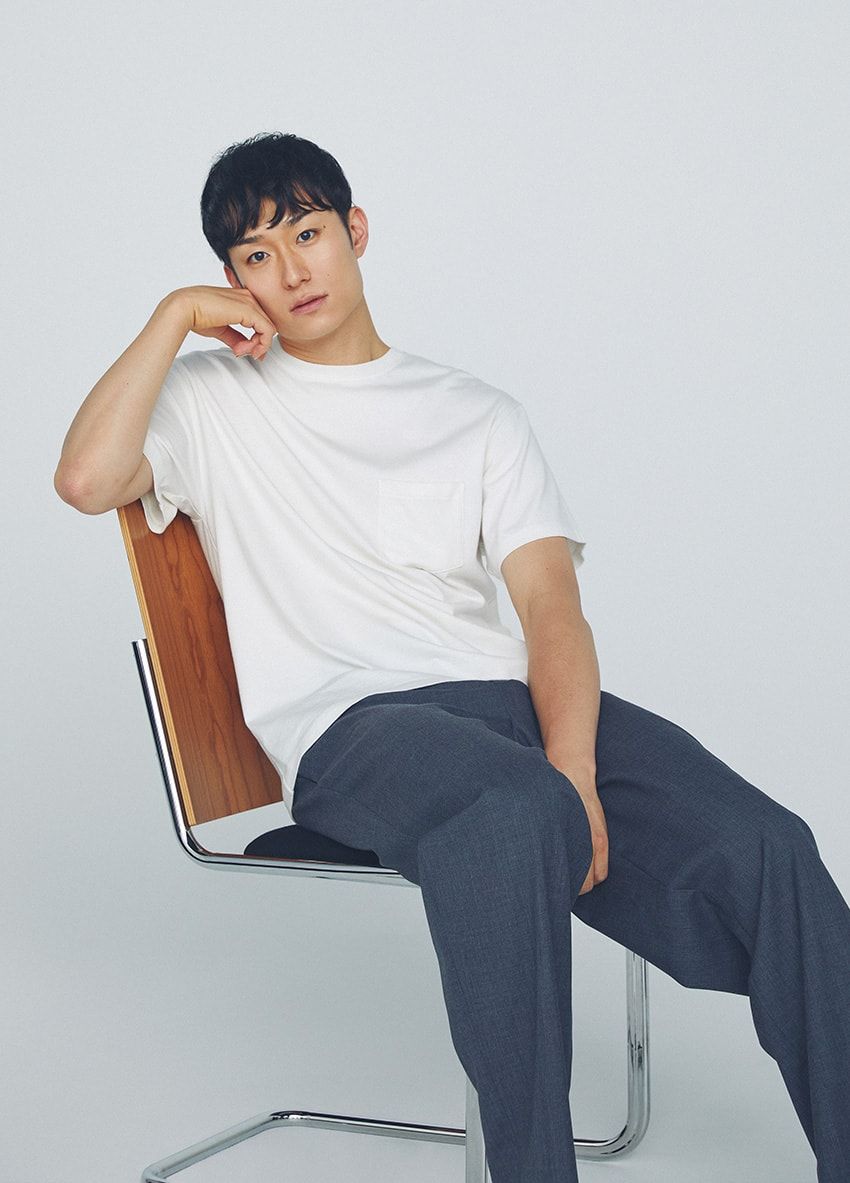 Tシャツ2万8600円／ボーディ（アルファ ブランド コンサルティング　03-6910-5431）、パンツ5万3900円／エイトン（エイトン青山　03-6427-6335）