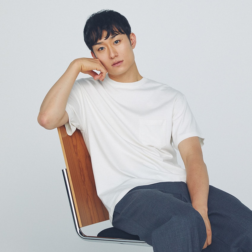 Tシャツとスーツを、飾らずに装う。バレーボール 柳田選手が体現する