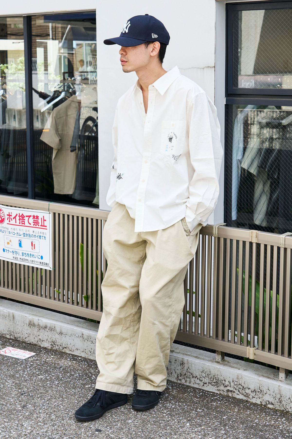 帽子＝ニューエラ　シャツ＝ブラックアウト　カットソー＝ヘインズ パンツ、リング＝ともに不明　シューズ＝アディダス