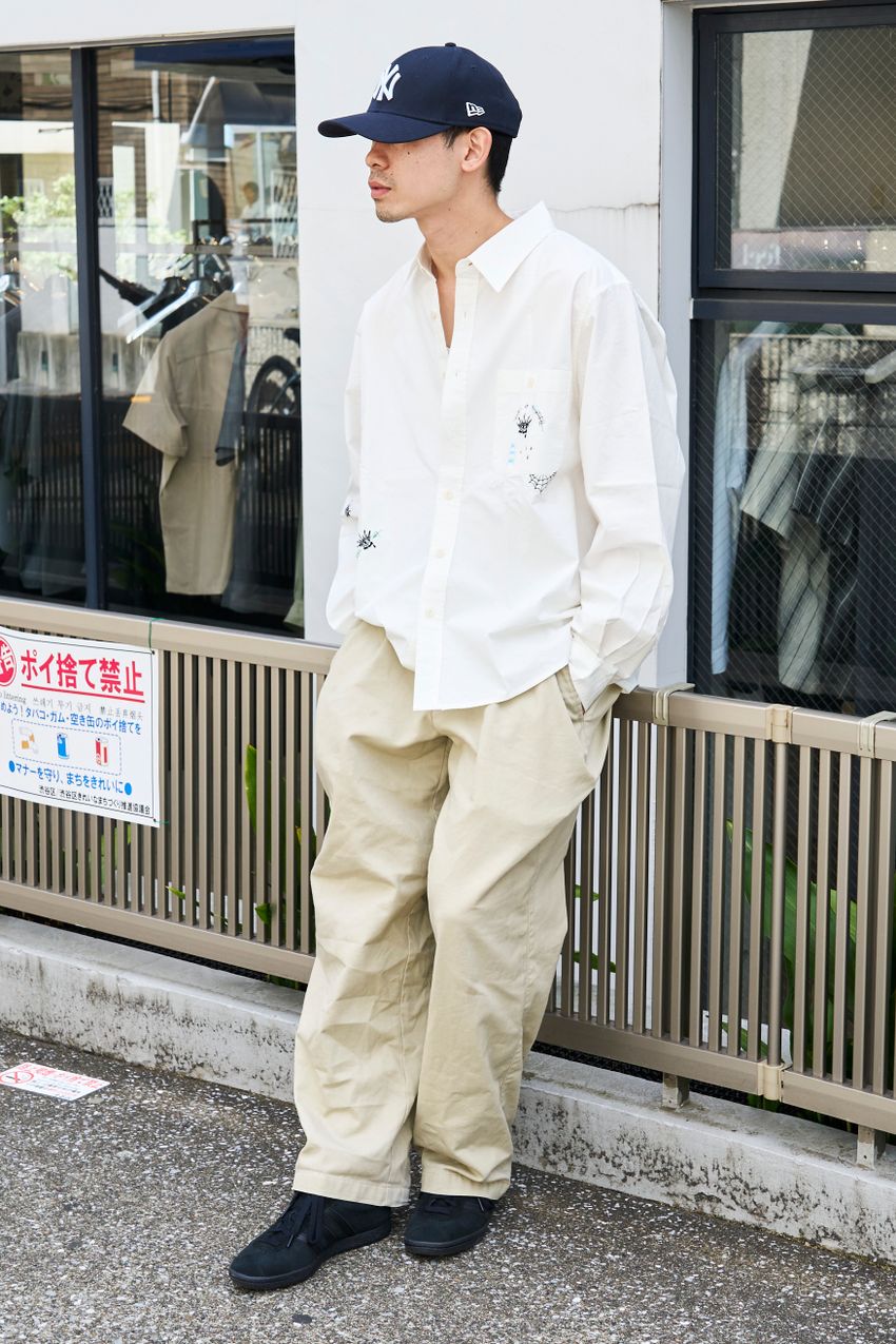 王道「白シャツ」を今っぽく着た5名を街角パパラッチ！大人の“ハズしテク”を大公開 - 6枚目の画像