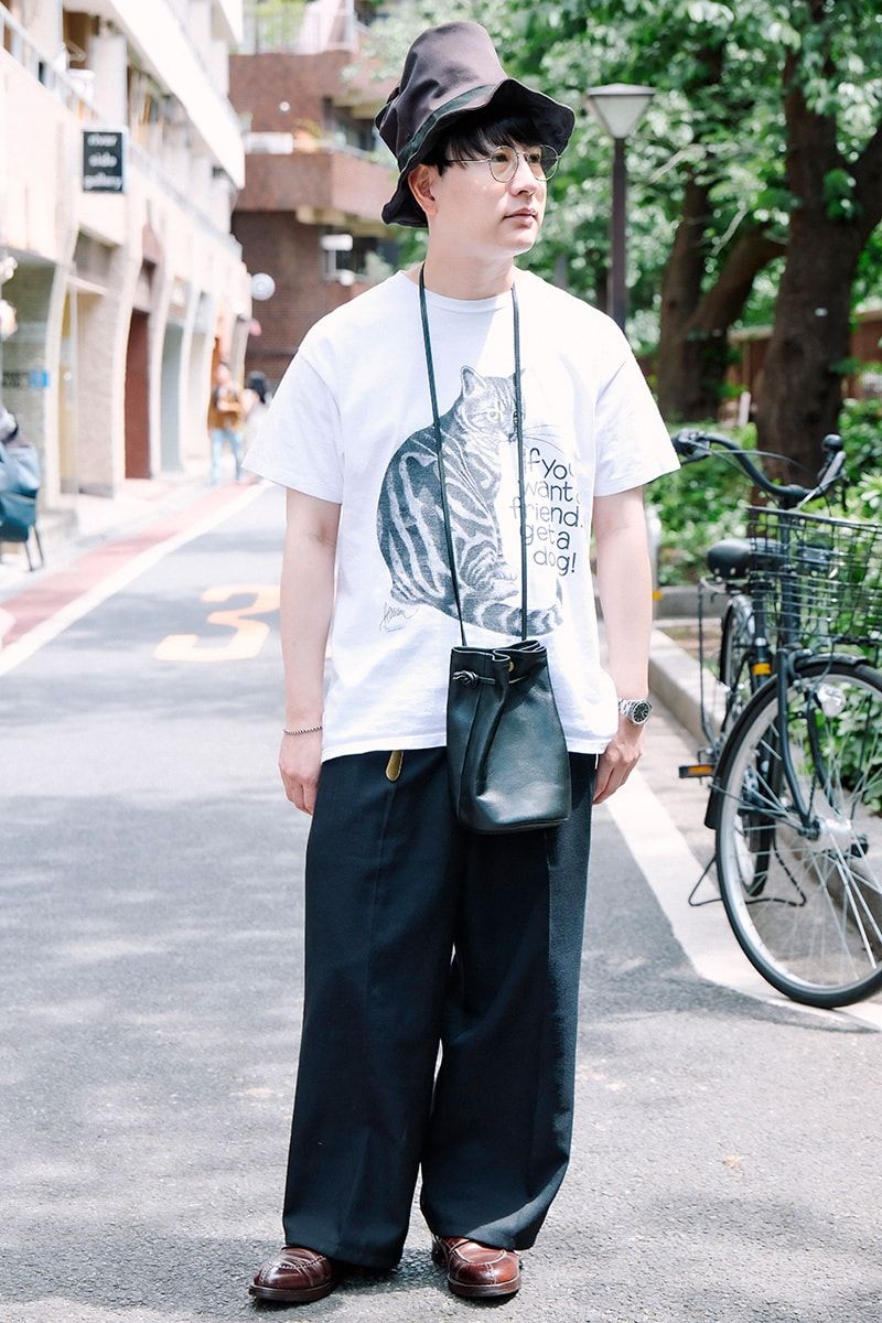 Tシャツ、パンツ＝ともに古着