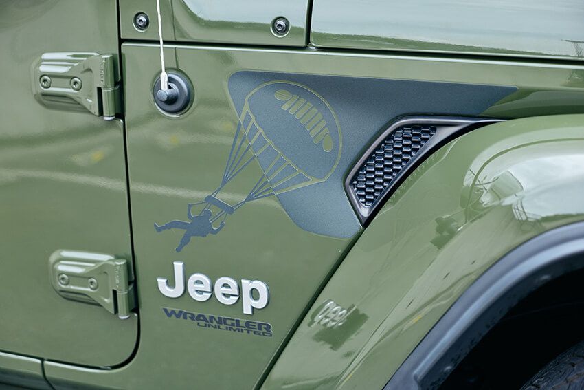フロントフェンダーに見える『パラシュートマン』のステッカーが特にお気に入り。これは、かつて軍用車として空挺部隊とともにパラシュートで投下されていたジープの歴史をオマージュした、限定車ならではの心憎い演出だ。