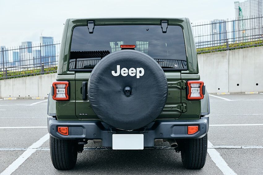 上級グレードの「サハラ」をベース車両に採用した、国内販売台数200台限定の1台。軍用車を彷彿とさせるサージグリーンのボディカラーにあしらわれたオレンジのアクセントが特徴。本格的な悪路走破性を備えた、4ドア仕様の本格四輪駆動車である。