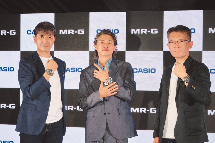 MR-Gを支えるカシオの面々とともに。［左］カシオ計算機株式会社 デザインセンター長 長山洋介さん、［右］カシオ計算機株式会社 営業本部 国内営業統括部長 川合義宜さん