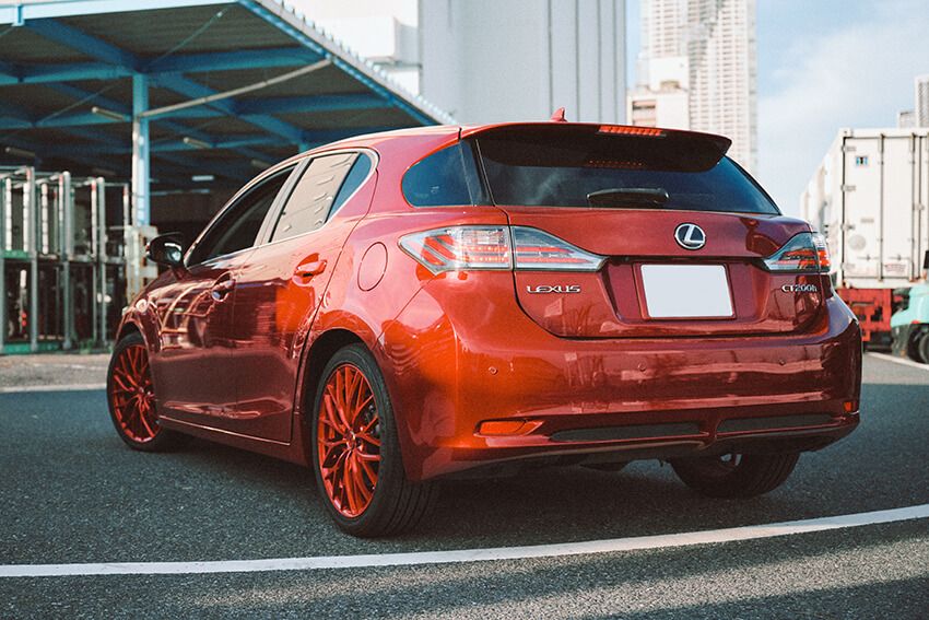 2011年に登場したレクサス初のコンパクトハイブリッドモデル（1.8L 直列4気筒エンジン+モーター）。取り回しのしやすいボディサイズと、ハイブリッドならではの優れた燃費性能が魅力だ。上質な内装や静粛性はレクサスらしく、街乗りからロングドライブまで快適にこなす。