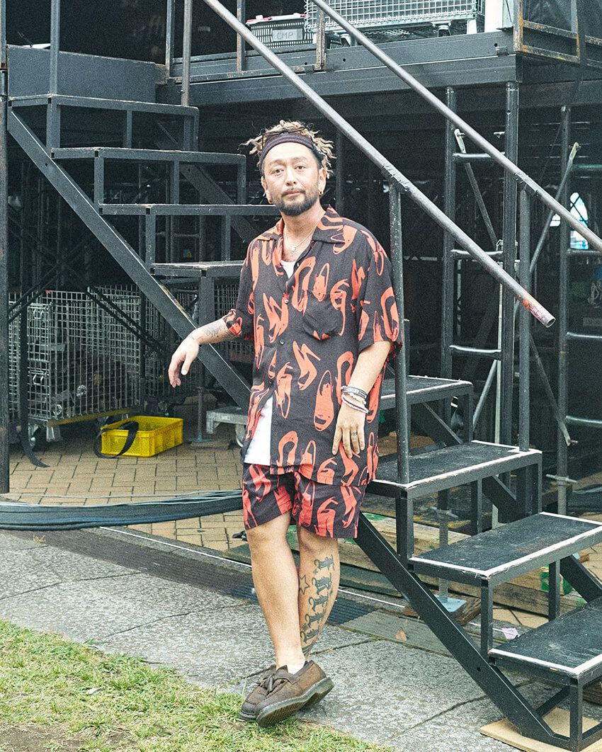 オレンジレンジ・RYOをライブ直後にパパラッチ！「私服はアロハブロッサムとマーチン」 - 5枚目の画像