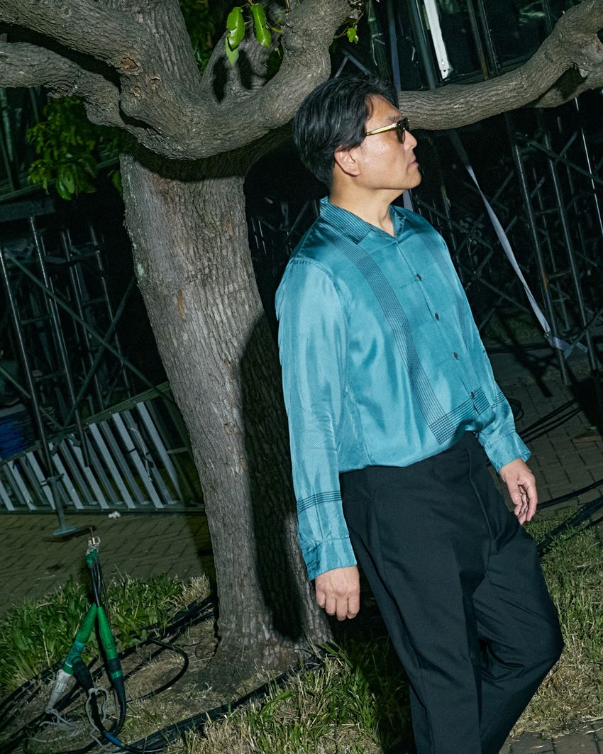 堀込高樹（ほりごめ・たかき）⚫︎1969年生まれ。1996年、実弟の堀込泰行とともにキリンジを結成。2013年以降はKIRINJIとして活動を続け、作詞、作曲、編曲、ボーカル、ギターを担う中心人物として独自の音楽世界を築いてきた。「エイリアンズ」などの楽曲で知られ、ブラックミュージック、ジャズ、クラシックなどを背景にした洗練されたサウンドと、シニカルで知性を感じさせる歌詞世界に定評がある。現在もジャンルにとらわれない表現で、日本のポップミュージックに奥行きを与え続けている。
