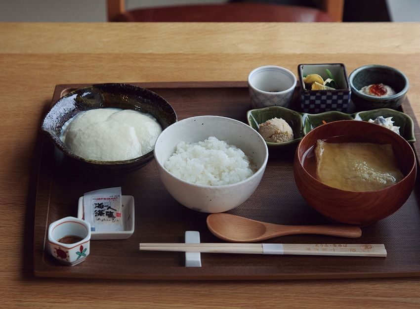 出来立ての寄せ豆腐をメインに据えた、できたてとうふ丼御膳 〜特別〜（1530円）。観光客がその土地でいただく最後のご飯が朝食、という見立てから、湯河原最後のおもてなしとして好評。