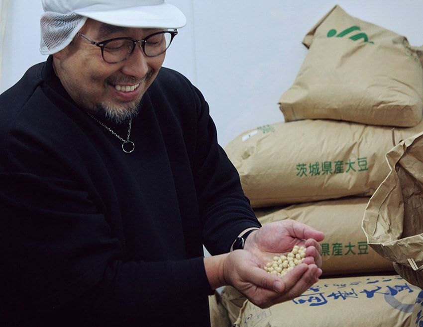 店主の浅沼宇雄さん。生まれは逗子だが、30年以上前に実家が湯河原に移住したことで、この町を地元と捉え、豆腐作りの道へ。