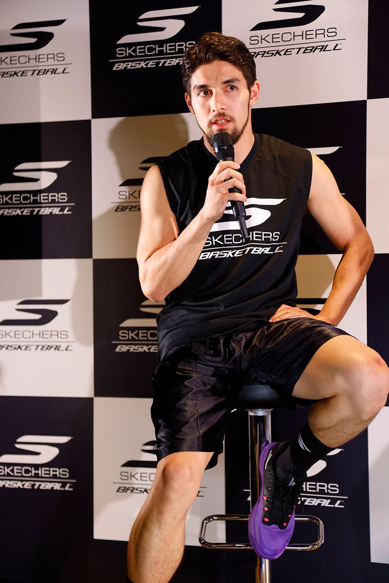 ：3x3シーンで活躍する小澤選手も「シューズの中で足がズレない点がありがたいですし、履き心地もいい。3x3は1日4〜5試合と長丁場。6時間くらい履き続ける時でも、あまり疲労を感じないのがいい」と、3x3特有の使用環境を踏まえてコメント。