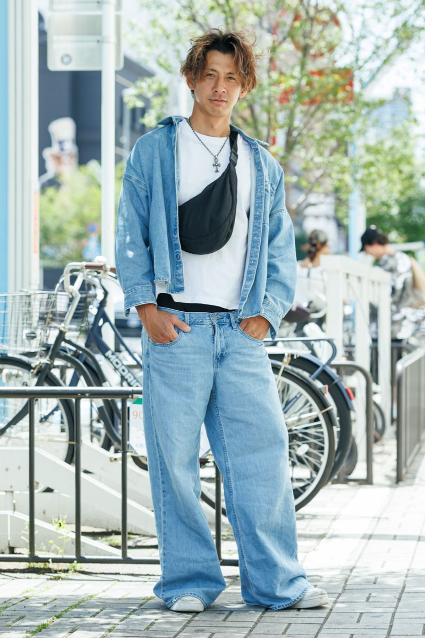 “初夏デニム”は薄ブルーorインディゴが人気！白Tを無難にしない攻略術【今週の人気記事TOP5】 - 1枚目の画像