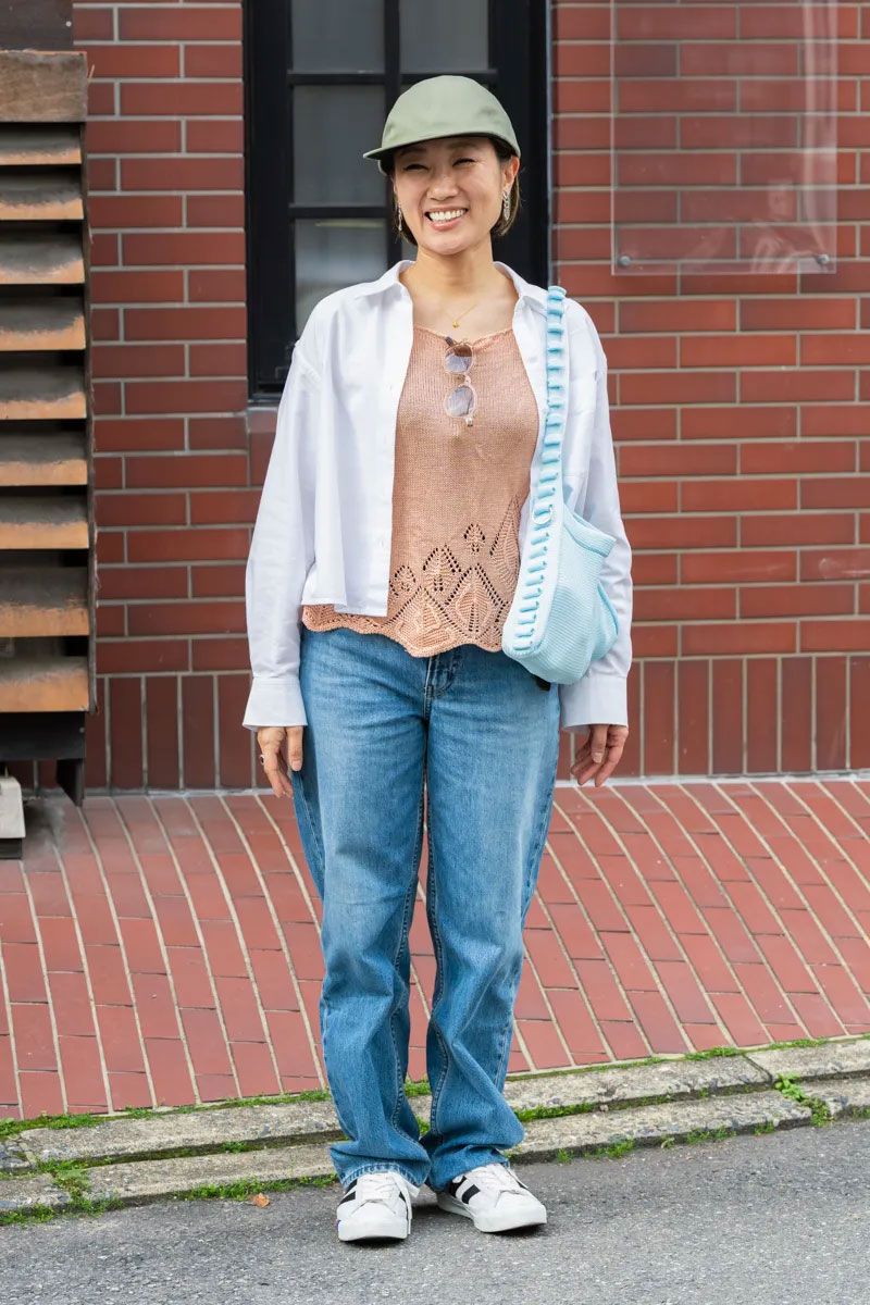 シャツ、デニム＝ともにユニクロアンドジェイダブリューアンダーソン