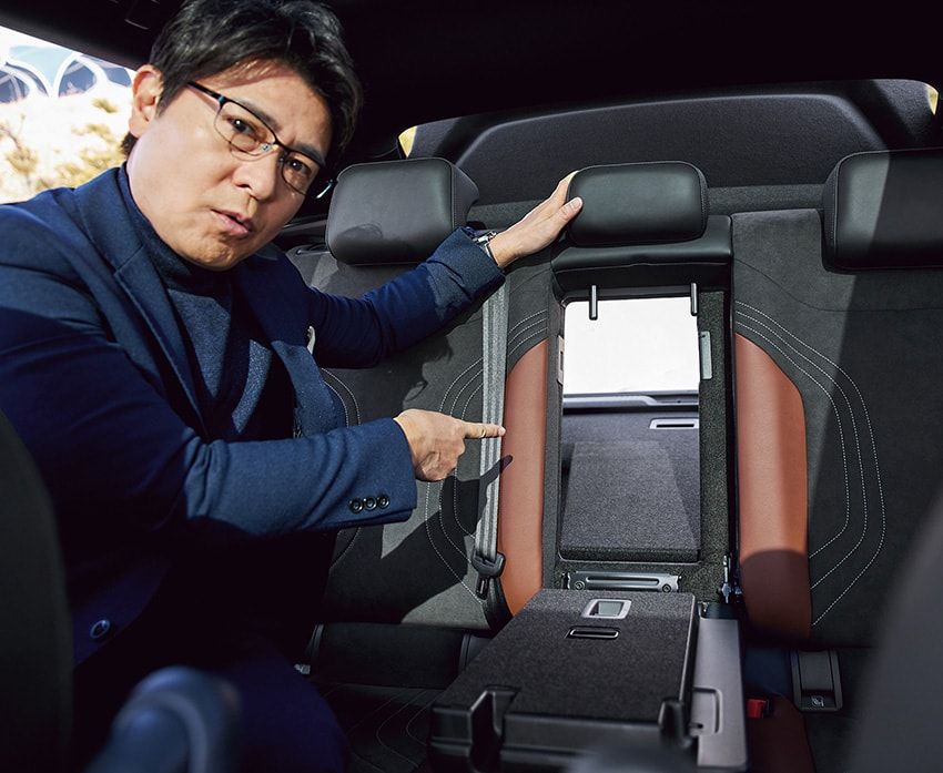 「ID.4はトランクゲートの開閉が上品ですね。荷室容量は543ℓ、後席の背もたれは60：40分割式ながら背面中央が開くトランクスルー構造になっていて、スキー板や釣り道具などの長尺モノも無理なく積める。このあたりの設計は実用的で安心感がありますし、ダンパーの太さも含めてドイツ車らしいしっかりした造りに信頼を感じます」。