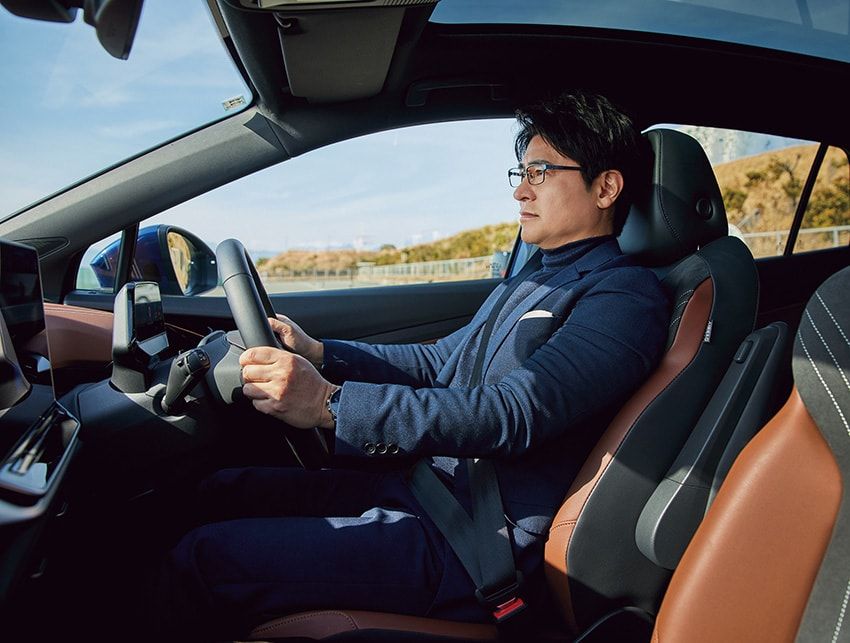 「加速のノリは終始まろやかで、スムーズなのがいいですね。静粛性やなめらかさはBEVならでは。最大トルク545N・mというと結構な数字ですが、実際に運転するといい塩梅。街中でも扱いやすく、普通に使っていて気持ちいいクルマです」。
