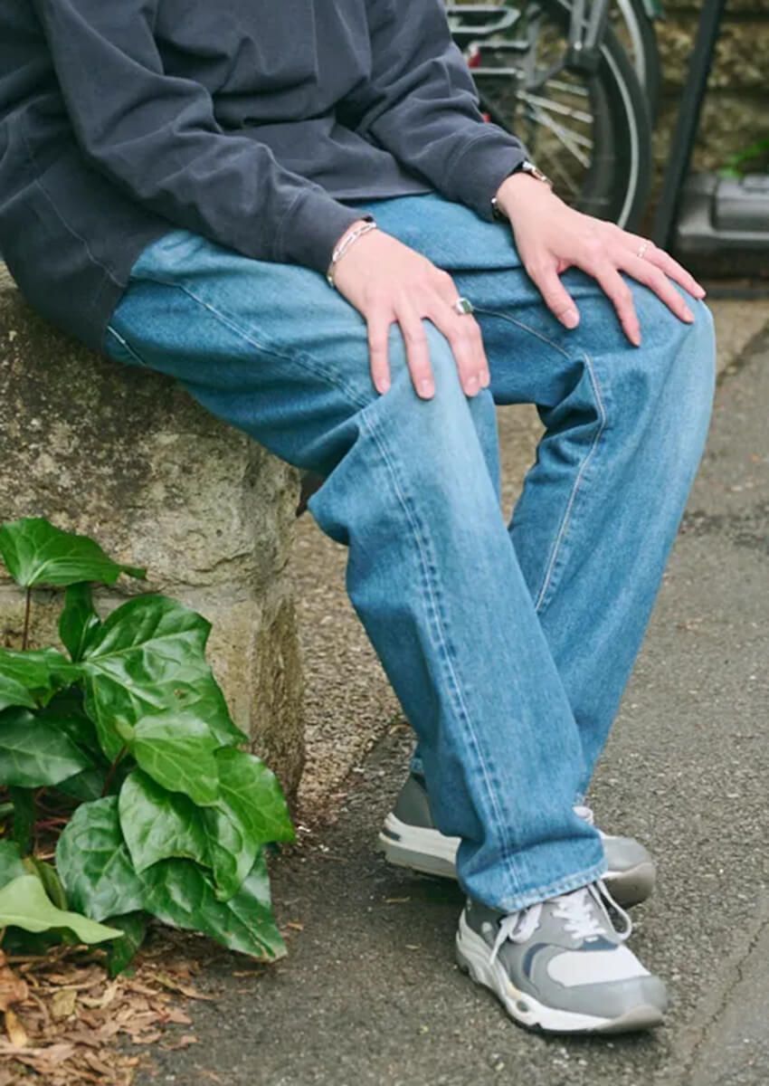 梅雨の「薄ブルーデニム」スタイル5選！気温20度ちょいで真似たい“長袖とのコーデ術”をスナップで - 1枚目の画像
