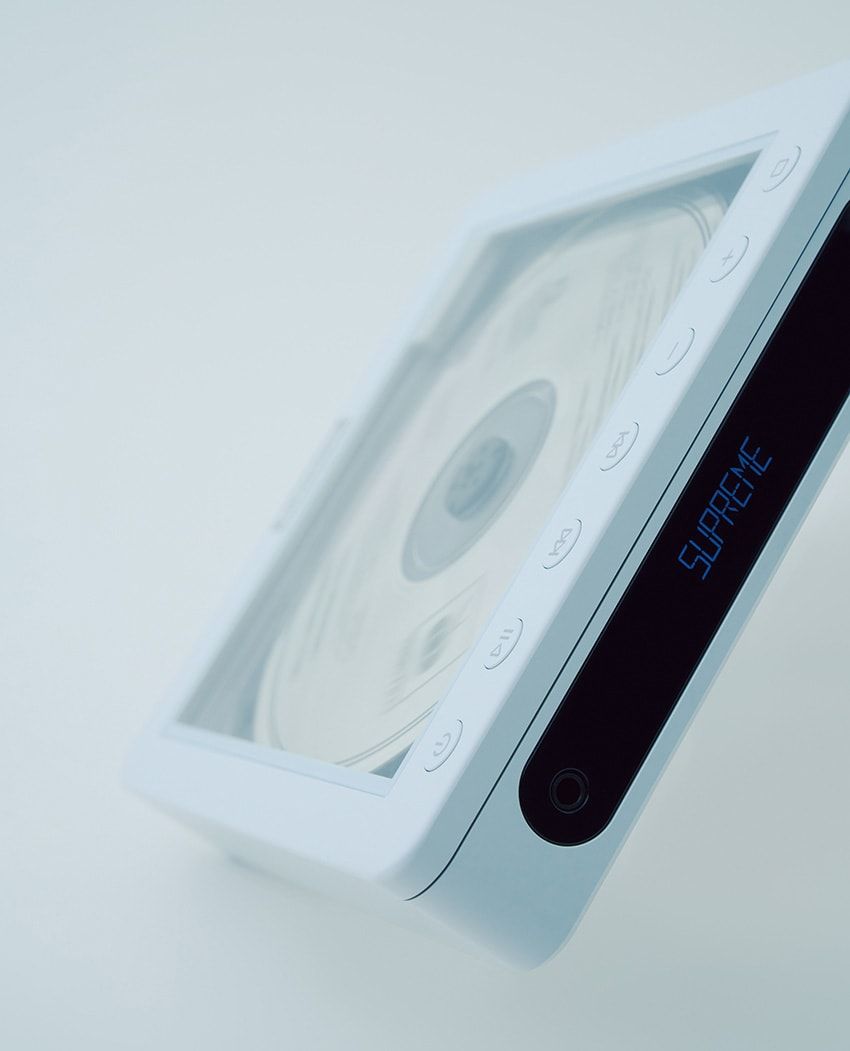ボディはアルミニウム合金製。Bluetooth®に対応し、CDをUSBに保存可能なWAVファイルに変換することができる。最大10時間のポータブル再生が可能。「Supreme/Fiio DM13 CD Player」。4万1800円／シュプリーム × フィーオ（シュプリームd　03-5456-0085）