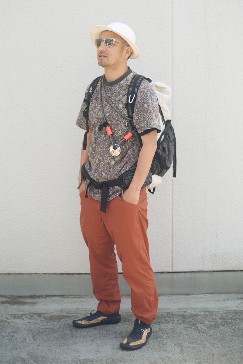 Tシャツ＝ステューシー