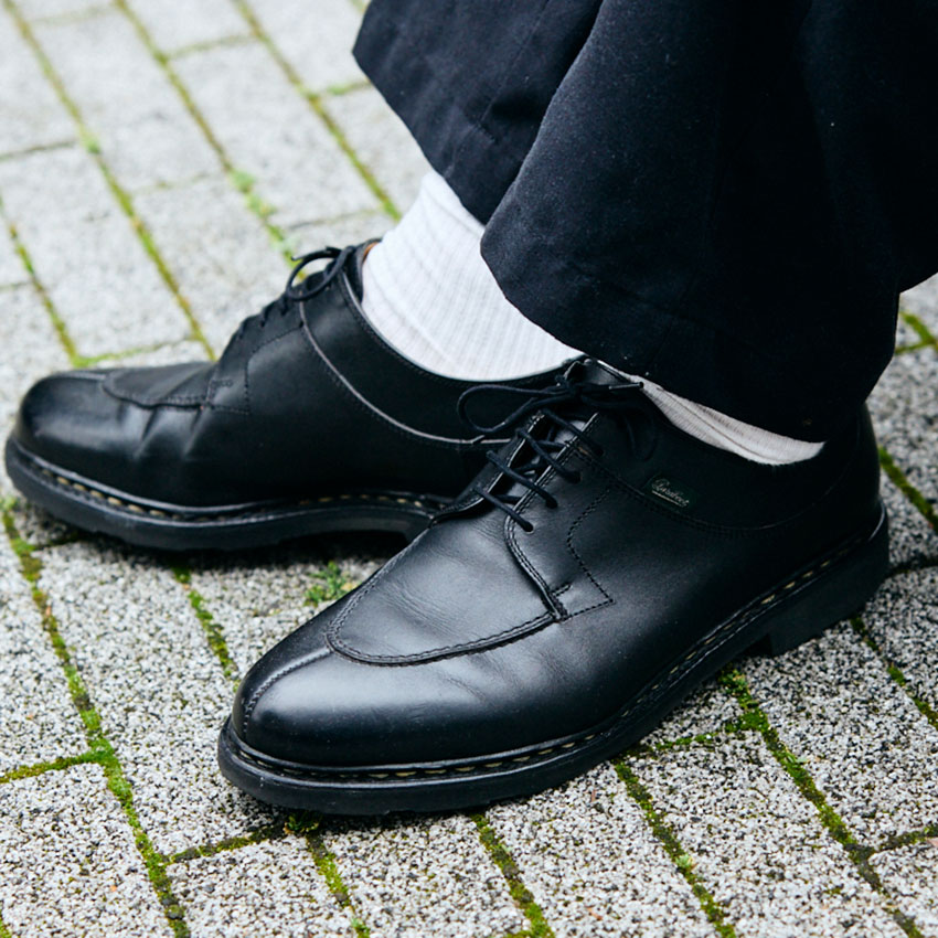初夏の軽装を「黒のレザーシューズ」で格上げした洒落者たち。愛用