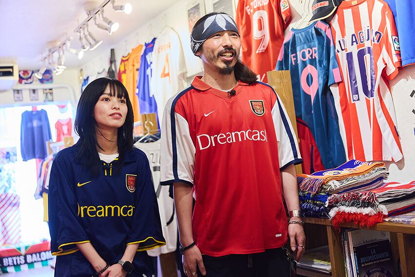 ［右］エイシ●大学までプレーしていたバリバリのフットボールマン。当時からサッカーユニへの愛着は深く、各年代の特徴やチームデザインの変遷といった豊富な知識は聞いているだけでも楽しい。［左］ジュンナ●アイテムのバイイングも担当する。程度や質に対するこだわりはひとしおで、ゆえに同店に並ぶアイテムはどれも状態の良いものばかり。おふたりともサンフレッチェ広島ファン。