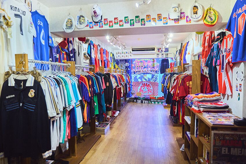 マンションの一室にひっそりと佇む、まさしく隠れ家と呼ぶに相応しいお店。店内にはヴィンテージから今季物のサッカーユニが所狭しと並ぶ。