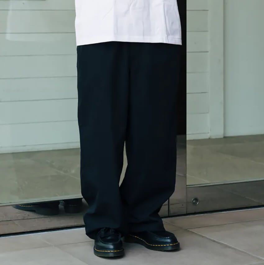 デニム、黒パンツ、シャカパンetc.40代の「ゆるパン」はこうはく！ ポイントは清潔感と程よい太シルエット - 1枚目の画像