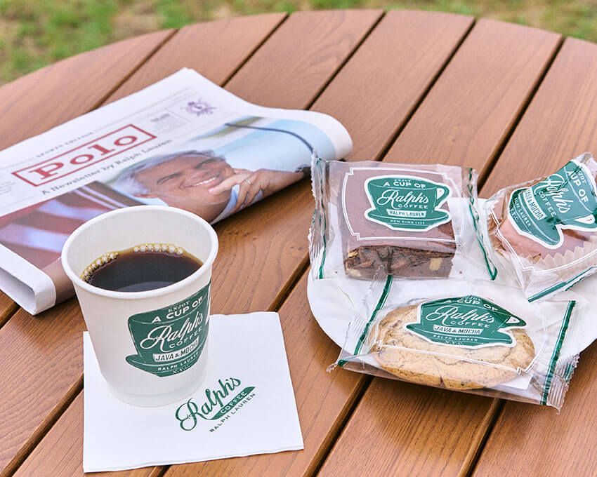 RALPH'S COFFEEのドリップコーヒーと焼き菓子。テーブルの上にも、ブランドの世界観は行き渡る。
