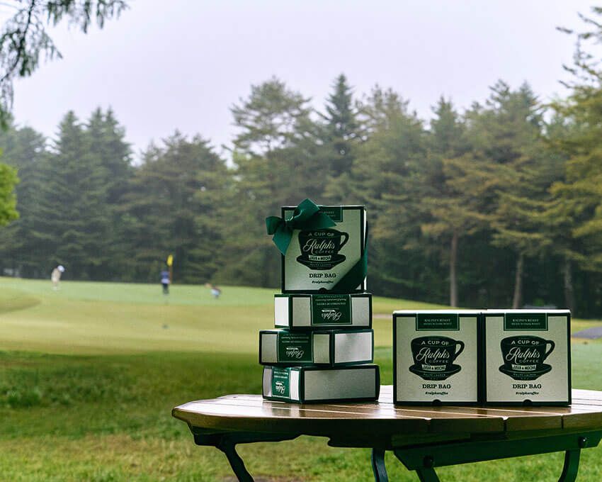 ワンオンを決めた人へ、その場で手渡されるRALPH'S COFFEEのドリップバッグ。