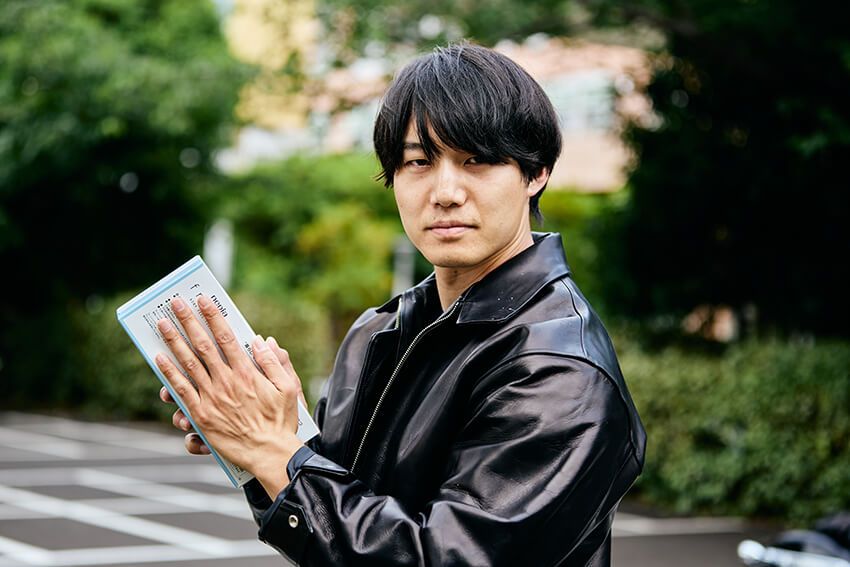 ティッシュの箱と比較してもわかる手のひらの大きさ。
