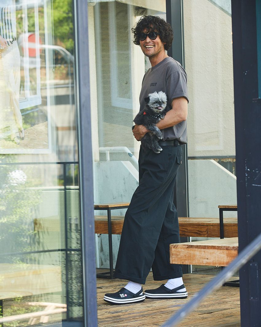 Tシャツ8800円、パンツ2万4200円／ともにサタデーズ　ニューヨークシティ　03-5459-5033、ソックス1980円／テンベア（テンベア トウキョウ　03-3405-5278）、サングラス3万5200円／ロッツァ（デリーゴジャパン　03-6265-4878）