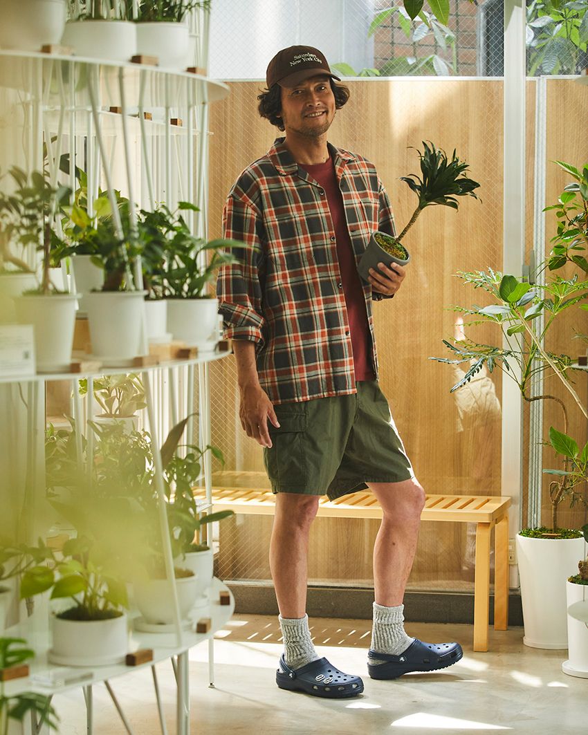 今回三浦さんが訪れたのは、東京都三田に店を構える「REN」（https://www.ren1919.com/）。デザイナー監修のグリーンを販売するショップにはアーシーなカラーリングで落ち着いたコーディネイトが似合う。シャツ2万8600円／ベドウィン＆ザ ハートブレイカーズ　03-6447-0471、Tシャツ8800円、キャップ6380円／ともにサタデーズ ニューヨークシティ　03-5459-5033、ショーツ4万4000円／ノンネイティブ（ノンネイティブ ショップ　03-5990-4720）