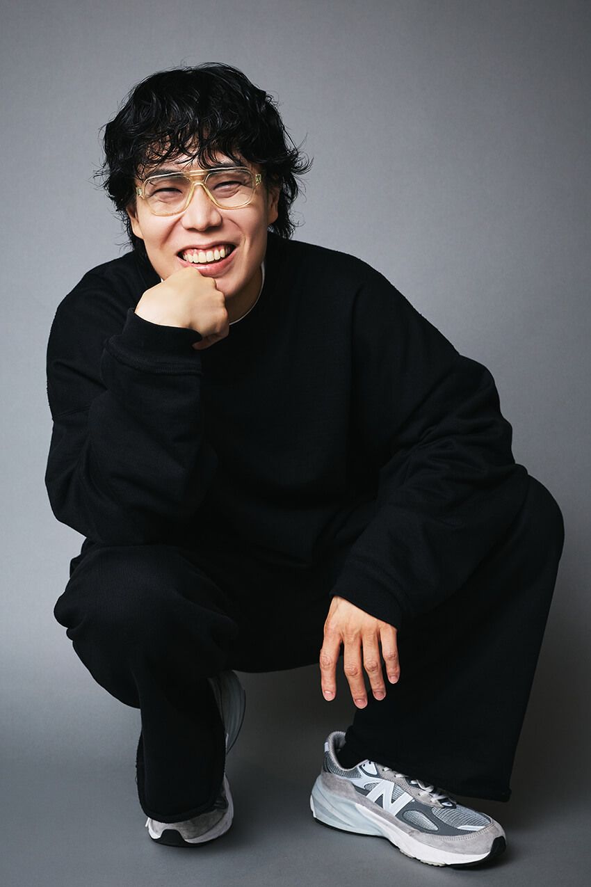 令和ロマンくるまの私服をスナップ！黒スウェット＆ニューバランス990v6「他の人と被りたくない」 - 2枚目の画像