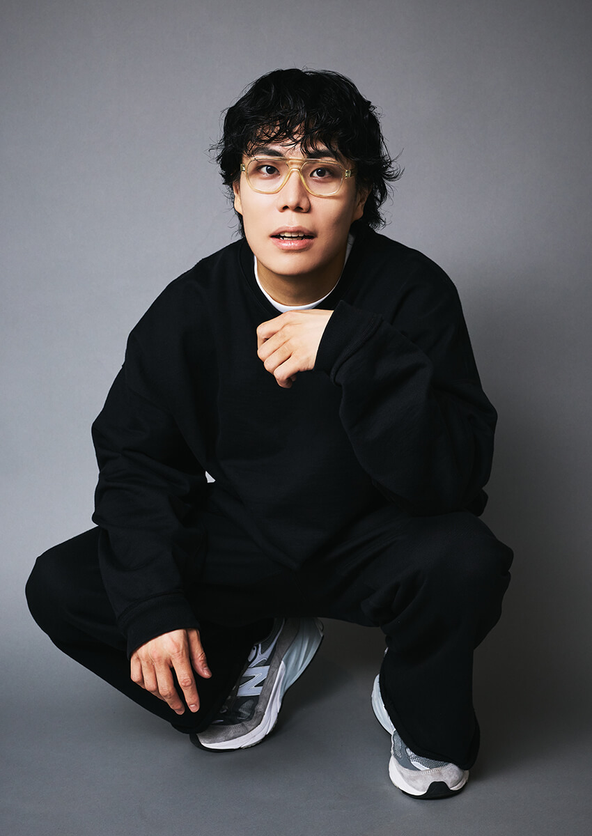令和ロマンくるまの私服をスナップ！黒スウェット＆ニューバランス