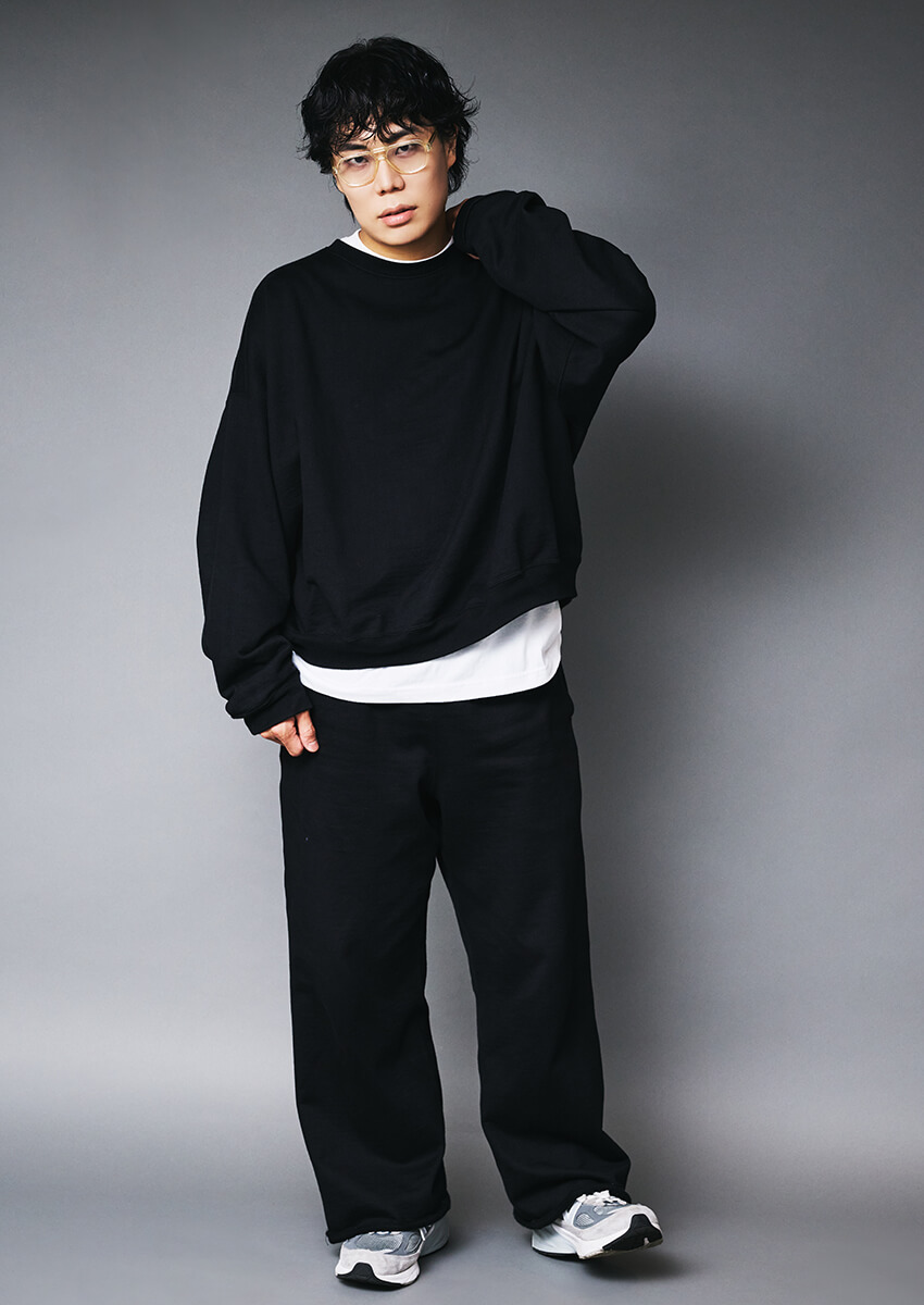 令和ロマンくるまの私服をスナップ！黒スウェット＆ニューバランス