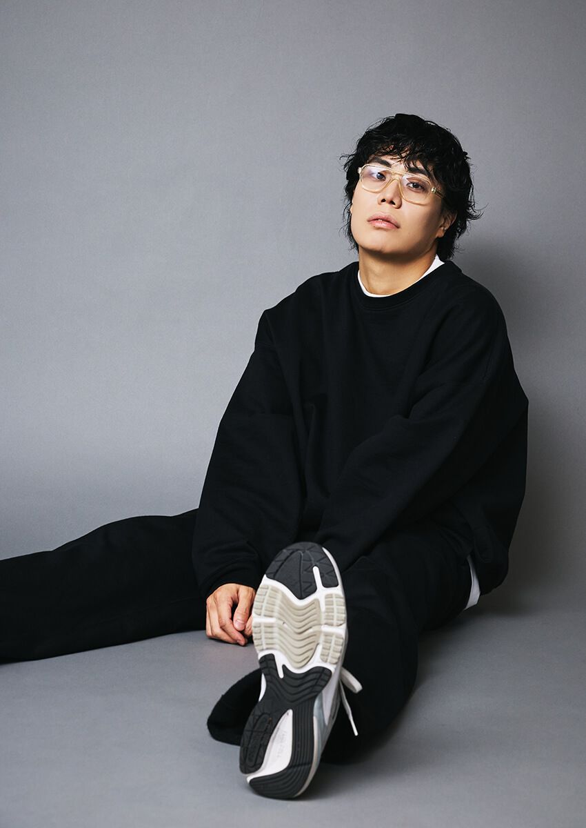 令和ロマンくるまの私服をスナップ！黒スウェット＆ニューバランス990v6「他の人と被りたくない」 - 8枚目の画像
