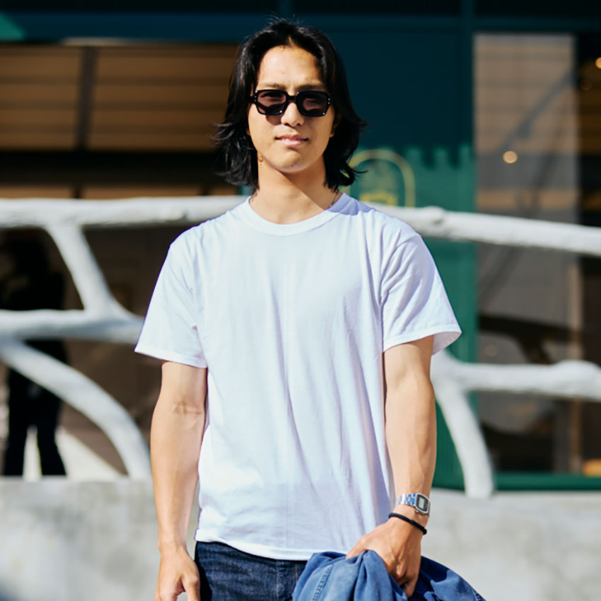 ヘインズ」のTシャツをシンプルに格好良く着こなした5名。サイズ感や